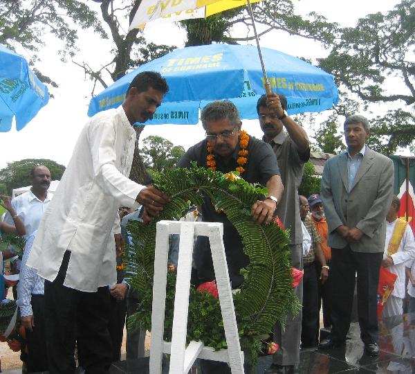 Minister Vayalar Ravi lays wreath at Commewijne to honor Suriname Indians